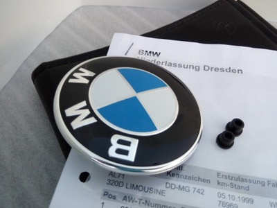 NA TAPA DE MALETERO EMBLEMA BMW X1 E84 82MM 51148132375 NIEMIECKI SUBSTITUTO DEMMEL  