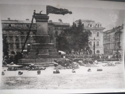 Zdjęcie. Kraków. Zwalenie pomnika Mickiewicza 1940