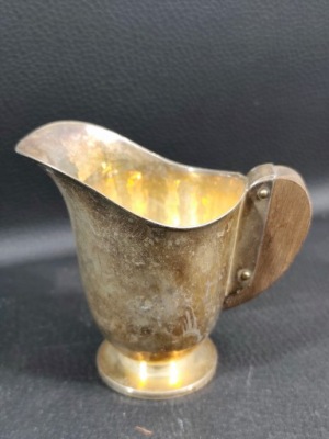 Srebrny Dzbanek Mlecznik Qist