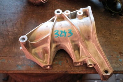 988. кронштейн кронштейн полуось mercedes a1392230100 фото №1