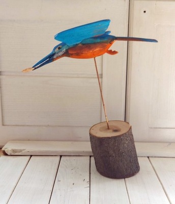 Ręcznie rzeźbiony ptak ptaszek kolorowy sztuka ludowa zimorodek i ryba