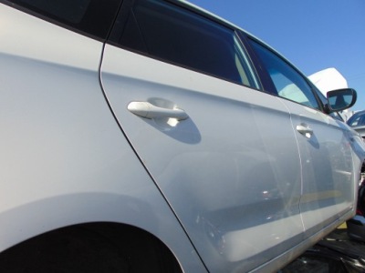 Двері праве задня задні kia carens iv 4 lift 1d білий фото №1