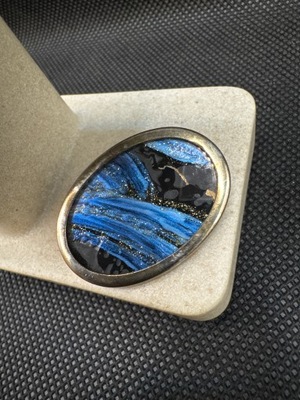 Broszka owalna w oprawie