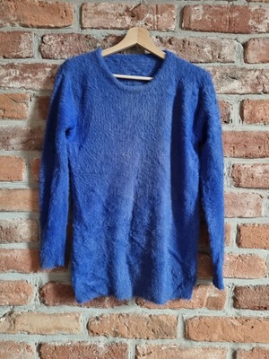 niebieski puszysty sweter