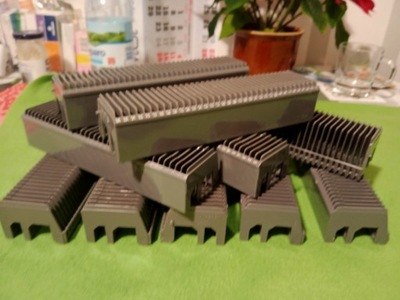 ZESTAW 10 UŻYWANYCH,FIRMOWYCH MAGAZYNKÓW NA SLAJDY