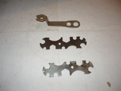 Trzy oryginalne stare klucze.