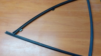 Напрямна скло правий задній toyota avensis t25 03- фото №1