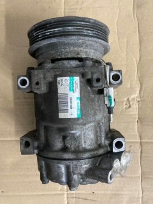 Компресор кондиціонера dacia duster 926007398r фото №1