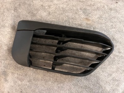 Bmw x1 f48 права решітка бампера фото №1