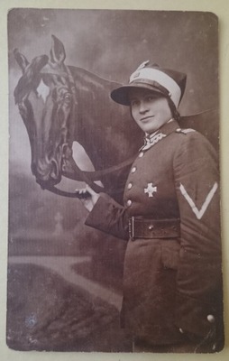 Fotografia II RP - Kobieta podoficer. Odznaka pułkowa 24 Pułk Ułanów.