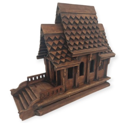 Tajska kapliczka z drewna.