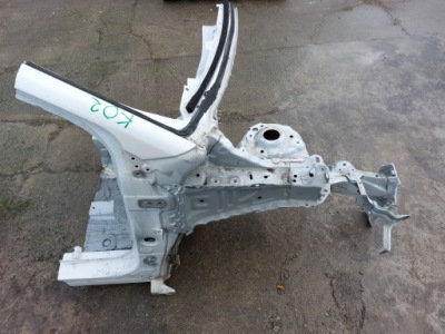 Mazda 2 toyota yaris iv 1,5 hybrid четверть правая перед фото №1