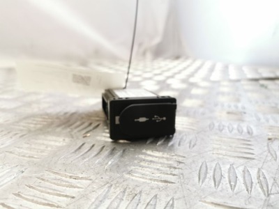 Lexus nx 2016 разъём / соединитель usb 8919078010 фото №1