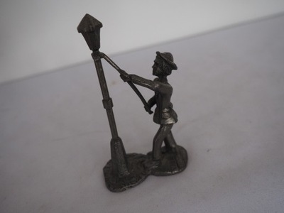 Figurka rzeźba z cyny latarnik