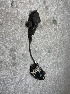 Замок капот засов tesla model 3 y 1500397-00-f фото №1