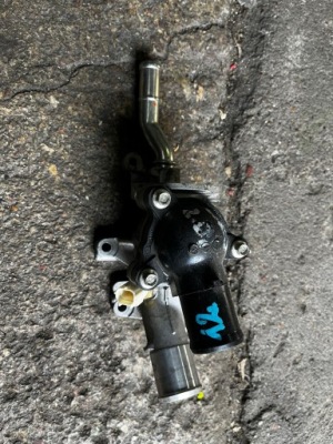 12 mazda корпус термостата термостат pe01-15172 фото №1