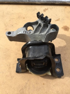 Dacia duster 2010- кронштейн двигателя 112845638r фото №1