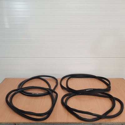 Прокладка кузовна двері перед правий audi q5 фото №1