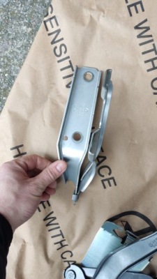 Vw passat b8 петля капот правий 3g0823302 фото №1