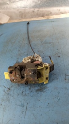 Замок левый задний  ford focus 1.8b 98r фото №1