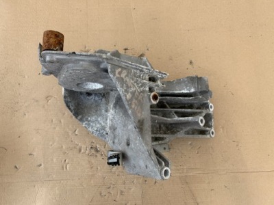 Кронштейн кронштейн насоса vw crafter 2.5 tdi 076145167 фото №1