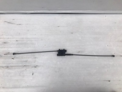 Audi a1 i трос відкривання капот перед 2010-2018 фото №1