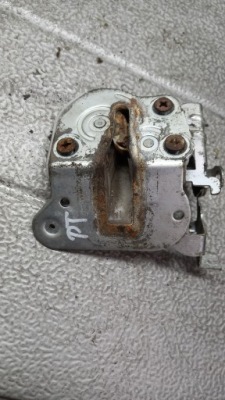 Замок правий задня mazda 5 06r 2.0crd van фото №1