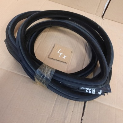 Bmw e92 прокладка двері правий перед 7119092 фото №1