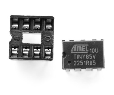 ATtiny85V-10PU z podstawką