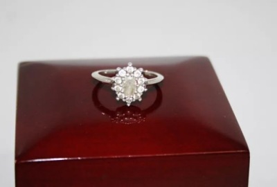 UROCZY SREBRNY PIERŚCIONEK Z OCZKAMI 2,52G R.12