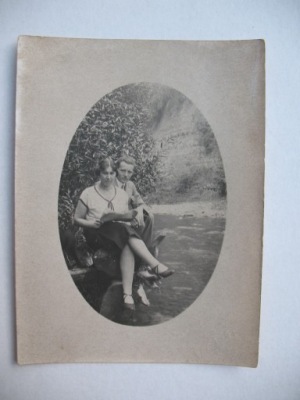 PORONIN PRZEGLĄDAJĄC PRASĘ przedwojenne FOTO 1930