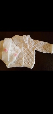 Sweterek niemowlęcy z czapeczką ręcznie robiony