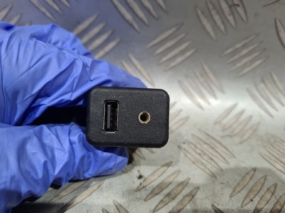 Роз'єм port aux usb opel adam фото №1