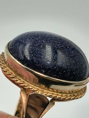 Złoty pierścionek z kamieniem