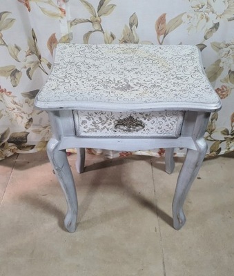 Zdobiony stolik - konsolka.