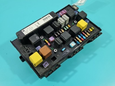 Коробка запобіжників opel astra iii h 13268301 фото №1