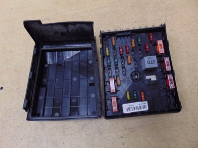 Коробка запобіжників vw passat b7 1.6 tdi фото №1