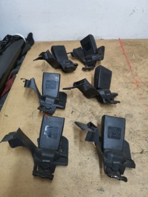 Audi a4 b8 кліпса поперечина задня 8k0857740b фото №1