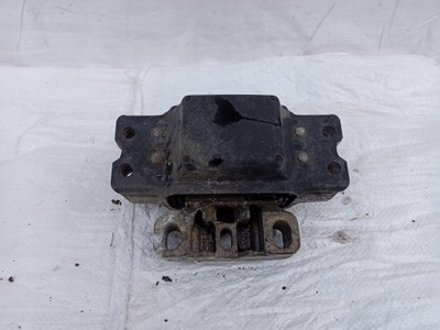 Vw passat b6 кронштейн подушка двигуна 3c0199555 фото №1