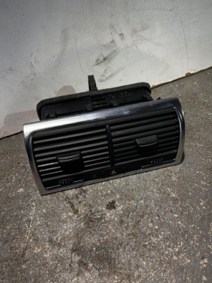 Середня решітка обдув audi q7 4l 4l0820951p фото №1