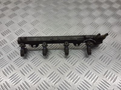 Молдинг упорскування vw bora 1.6 036133319al фото №1