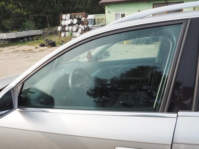 Audi a4 b7 скло бічна двері ліва перед передня фото №1