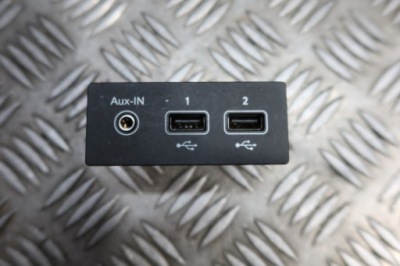 З'єднувач port usb aux clio v 289231553r фото №1