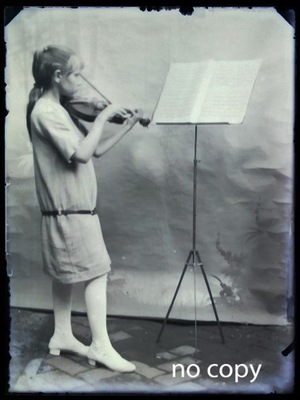 negatyw szklany - portret - dziewczynka - skrzypce - Francja
