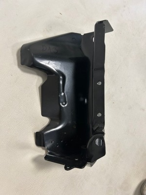 Tesla model 3 model 3 кронштейн подкрылок 1487487-00-b фото №1