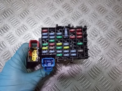 Коробка запобіжників renault twingo ii phase ii 1.5 dci фото №1