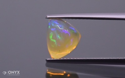 Opal z Etiopii kaboszon nieregularny 10x8,5 mm