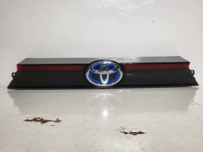 Toyota yaris cross молдинг освещение задняя номерного знака 76801-0d760 фото №1