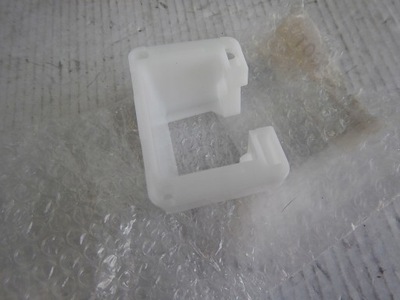 Nissan leaf кронштейн кронштейн распылителя фото №1