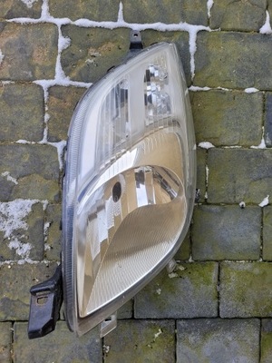 Toyota yaris ii правая лампа оригинал фото №1